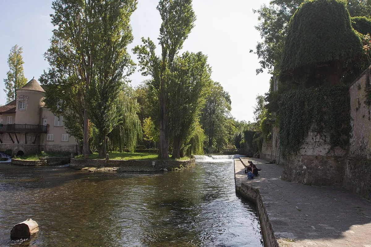 Les berges paisibles du Loing et le quai des Laveuses