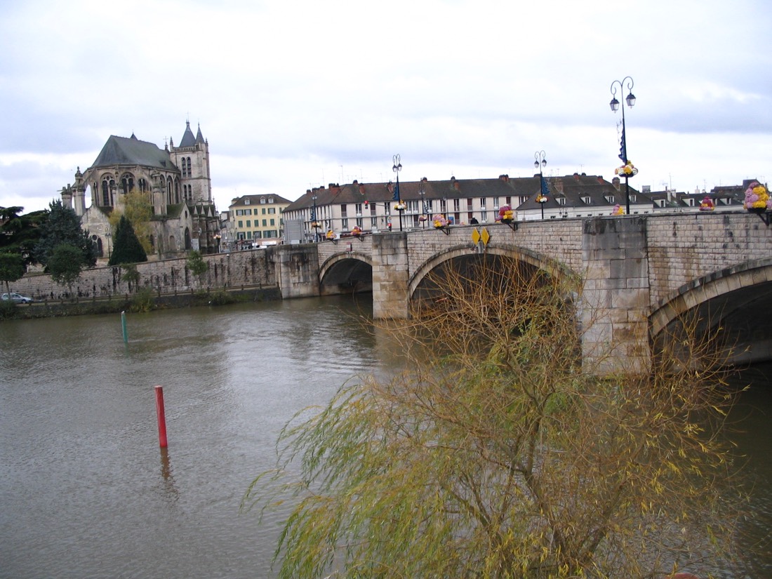 Le pont d’Yonne et le centre ancien de Montereau avec la collégiale