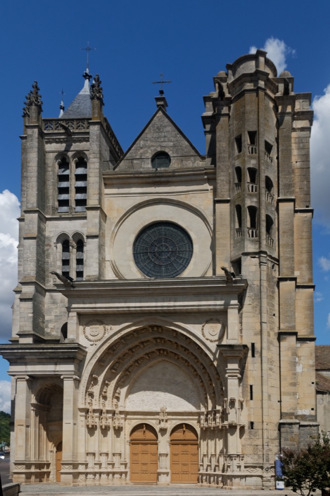 Façade de la collégiale Notre-Dame-et-Saint-Loup de Montereau