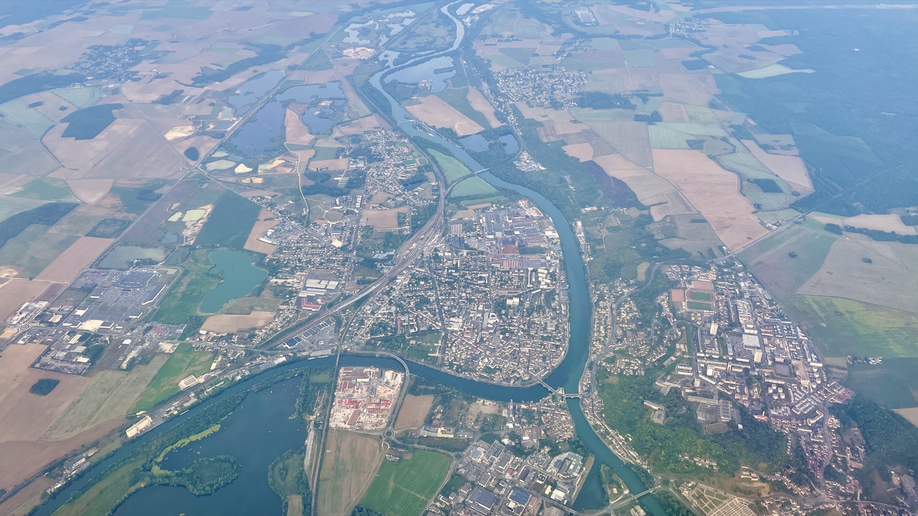 Vue aérienne de Montereau-Fault-Yonne au confluent de la Seine et de l’Yonne